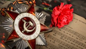 Полицейские Алматы исполнили песни военных лет для ветерана ВОВ