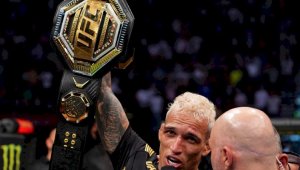 Бразилец Оливейра стал новым чемпионом UFC в легком весе