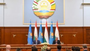 Президенты Казахстана и Таджикистана провели совместный брифинг для СМИ