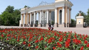 В Алматы посетители ЦПКиО будут делать селфи на фоне ковров из красных сальвий и цимерарий