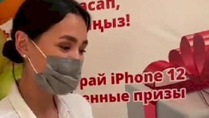 Вакцинация против КВИ: Медсестра выиграла IPhone в Алматы