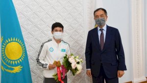 Аким Алматы поздравил победительницу чемпионата Азии по боксу
