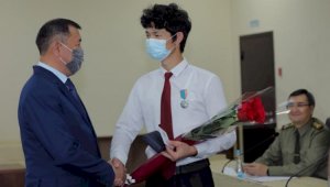 МЧС наградило студента, спасшего людей от удара током в Алматы
