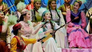 В театре «Алатау» прошел вечер развлекательной песни «Алтыбакан ойын-сауық».