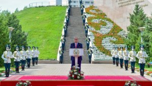 Президент принял участие в церемонии поднятия флага Казахстана