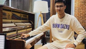 Казахстанский пианист Темирлан Бейсенбай путешествует  с пианино и флагом  страны