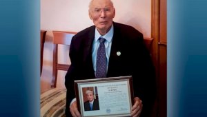 Президент поздравил с 95-летием экс-министра просвещения КазССР