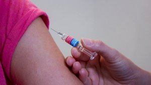 У вакцинированных вероятность заразиться COVID-19 в три раза меньше, чем у непривитых
