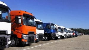 281 грузовик застрял на пограничных переходах Казахстана