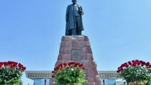 Ержан Бабакумаров принял участие в церемонии возложения цветов к памятнику Абаю Кунанбаеву