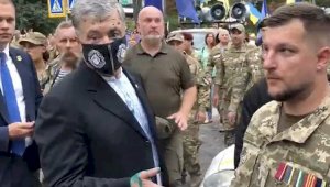 Экс-президента Украины Петра Порошенко в Киеве облили зеленкой