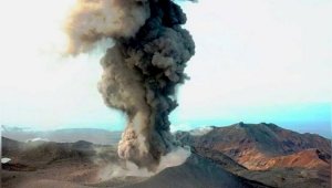 Четырехкилометровый столб пепла изверг вулкан на Курилах