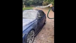 Помыть машину, не заезжая на автомойку: лайфхак от изобретательного автовладельца