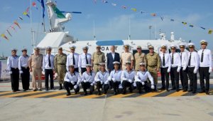 Пограничному кораблю «Түркістан» вручили военно-морской флаг