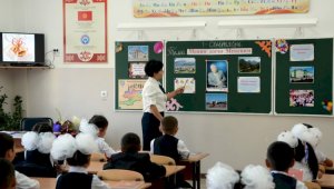 Выплачивать миллион сомов учителям с 10-летним стажем хотят в Кыргызстане