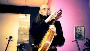 Украинец Игорь Горбов создает традиционные казахские музыкальные инструменты