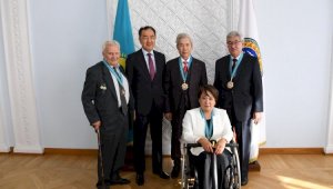 Бакытжан Сагинтаев поздравил новых почетных граждан Алматы