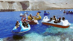 С гранатометами на лодочках-лебедях: как развлекаются талибы в мирное время