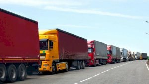 Более 300 грузовиков застряли на пограничных переходах Казахстана
