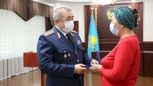 Глава МВД в Алматы вручил госнаграды семьям погибших при стрельбе полицейских