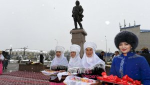 В Алматинской области открыли памятник Мукагали Макатаеву