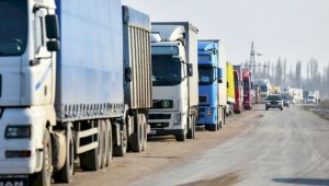 Около 270 грузовых фур стоят в очереди на погранпереходах Казахстана