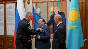Главу Союза писателей Казахстана наградили Евразийским знаком почета