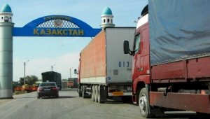 Казахстан предложил России ускорить процесс прохождения досмотра грузов на границе