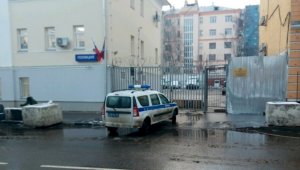 Мужчина решил свести счеты с жизнью, напав на отделение полиции в Москве