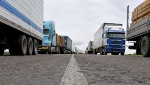 Более 300 грузовых фур стоят в очереди на погранпереходах Казахстана