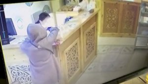 Серийная воровка попала на видео во время кражи ящика для пожертвований в Алматы