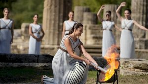 В Древней Олимпии зажгли огонь зимних Игр в Пекине