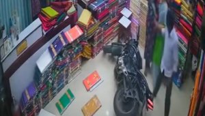 Мотоциклист, ворвавшийся в магазин, едва не снес посетителей – видео