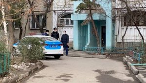 Женщина с тремя детьми выбросилась из окна в Алматы