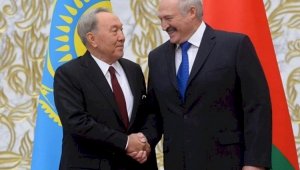 Лукашенко поздравил Елбасы с Днем Первого Президента РК