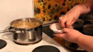 Как пересоленный суп вновь сделать съедобным – совет хозяйкам