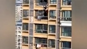Чудесное спасение пожилой женщины, выпавшей с 19-го этажа, попало на видео