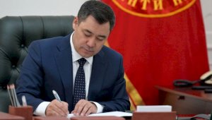 Президент Кыргызстана уменьшил должностные оклады парламентариев