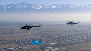 В небе над Алматы подняли Государственный флаг Казахстана