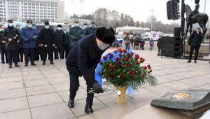 Бакытжан Сагинтаев принял участие в церемонии возложения цветов к монументу «Тәуелсіздік»