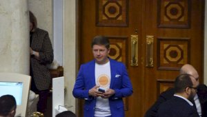 Депутат украинской Рады пришел на заседание в одежде с казахстанской символикой
