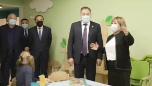 Ералы Тугжанов посетил реабилитационный центр для детей в Алматы