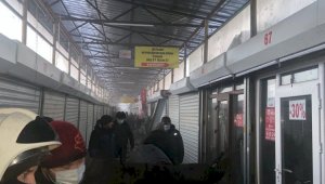 Пожар произошел в торговом доме на барахолке в Алматы