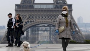 В Париже ввели обязательное ношение масок на улице