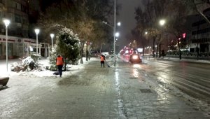 Почти 1500 дорожных рабочих убирают снег в Алматы