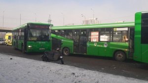 Три автобуса с пассажирами столкнулись в Алматы