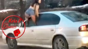 Полуголая девушка выбралась на полном ходу из окна машины в Алматы