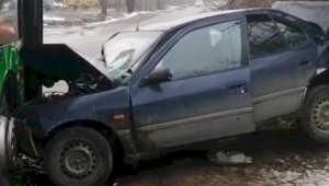 Легковой автомобиль врезался в автобус в Алматы