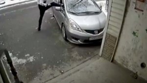 Хулиган, крушивший стекла чужих машин в Алматы, задержан