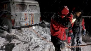 Машину с женщинами вызволили из снежного плена близ Алматы